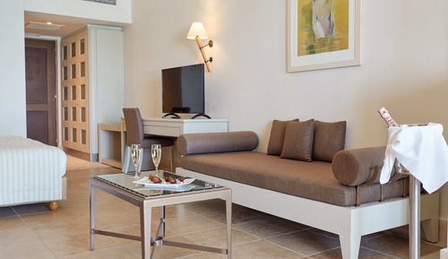 Suite junior, frente a la playa (Sharing Pool -AD)