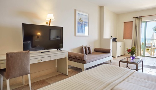 Suite junior, acceso a la piscina, frente a la playa ( AD)