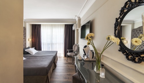 Habitación estándar con 1 cama doble o 2 individuales, balcón, vistas a la piscina