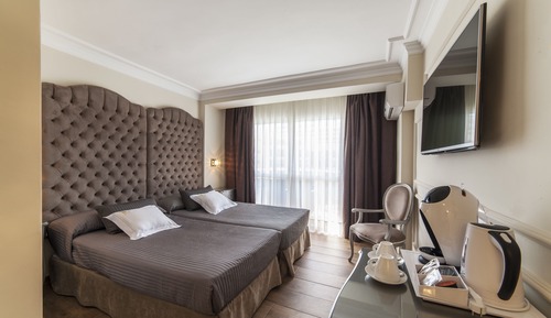 Habitación estándar con 1 cama doble o 2 individuales, balcón, vistas a la ciudad