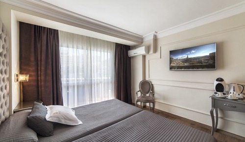Habitación estándar doble, balcón, vistas parciales al mar