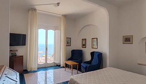 Habitación estándar con 1 cama doble o 2 individuales, balcón, vistas al mar