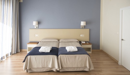 Habitación doble, balcón, vistas parciales al mar