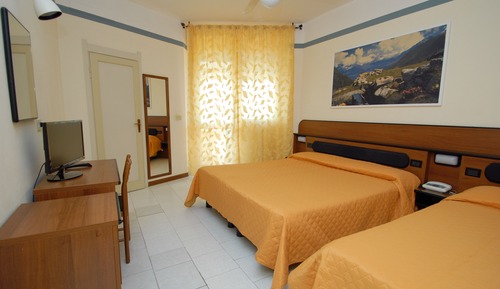 Habitación triple estándar, balcón