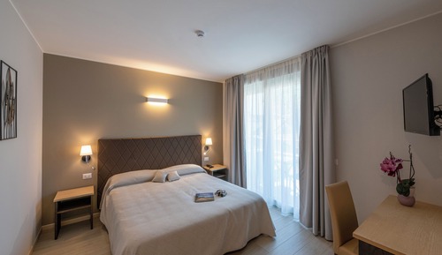 Habitación superior con 1 cama doble o 2 individuales, balcón