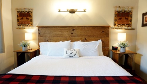 Habitación, 1 cama de matrimonio grande (Single King at Moose Creek Inn)