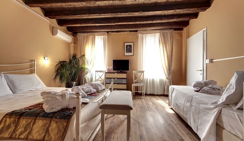 Apartamento, 3 habitaciones, cocina, en edificio anexo