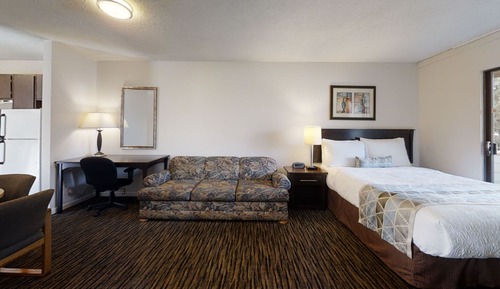 Suite, 2 Queens with a separate 1 Bedroom, Kitchen (Non-PetFriendly)