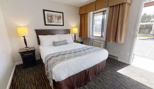 Standard Room, 1 Queen Bed (Non-Pet friendly)
