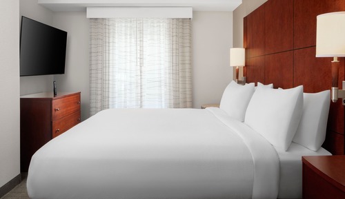 Suite, 1 cama de matrimonio grande con sofá cama (Mobility/Hearing Access, Roll-in Shwr)