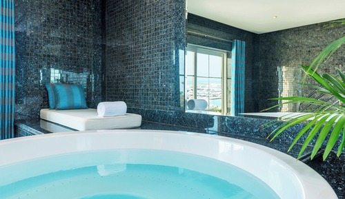Luxury Suite, 1 King, Sea View, Breakfast, Dubai Airport Transfers, Club Lounge access, Happy Hour