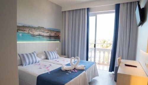 Habitación doble, balcón, vistas a la piscina (2 adults)