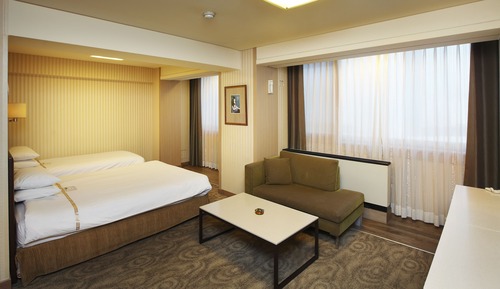 Grand Deluxe (No Parking, additional fee occurs if number of people booked & staying are different)