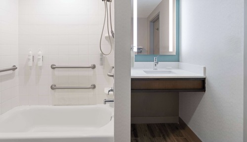 Habitación, 2 camas de matrimonio, accesible para personas con discapacidad, bañera (Mobility)