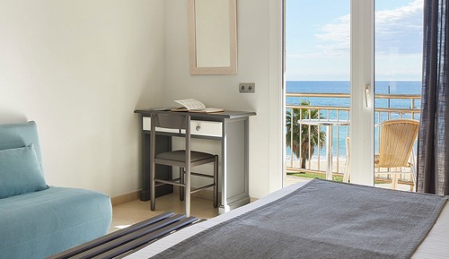 Habitación superior con 1 cama doble o 2 individuales, terraza, vistas al mar