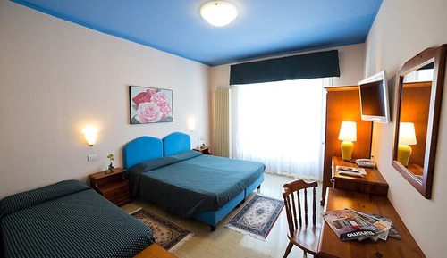 Habitación triple superior, balcón