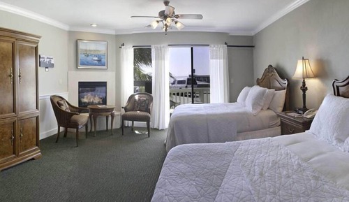 Habitación, 2 camas de matrimonio, chimenea, vistas al mar