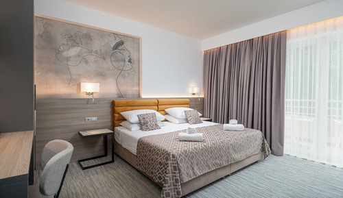 Habitación superior con 1 cama doble o 2 individuales, balcón