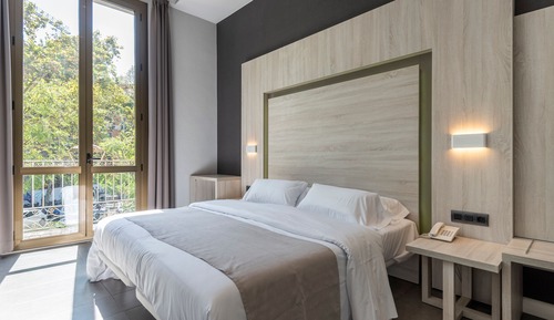 Habitación triple, vistas a la ciudad (1 cama doble+1 single)