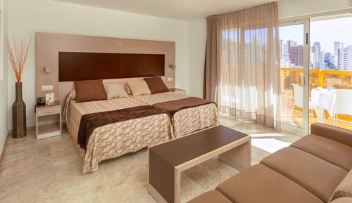 Habitación superior con 2 camas individuales, balcón (3 Adults)