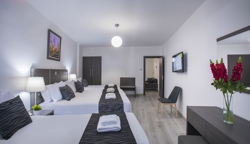 Apartamento superior, balcón, vistas a la ciudad (Family)