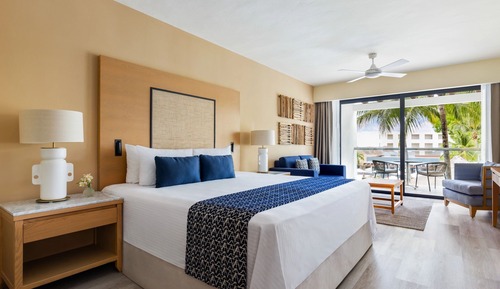 Junior Suite Pool View King Bed