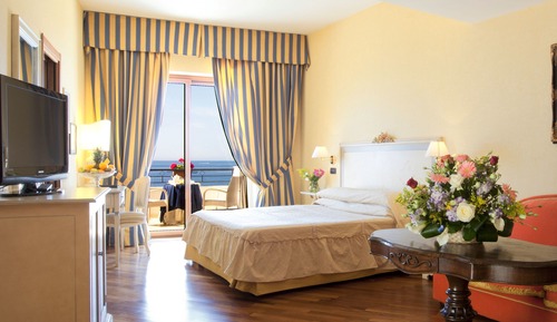 Habitación superior con 1 cama doble o 2 individuales, balcón, vistas al mar