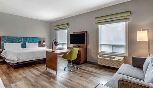 Estudio, matrimonial grande y sofá cama