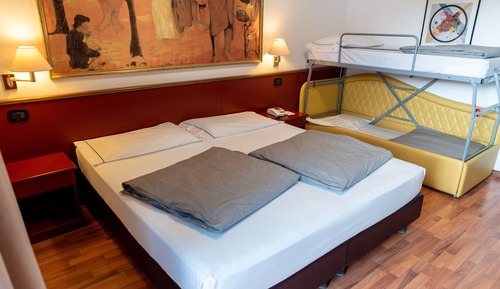 Habitación cuádruple familiar (2 Adults + 2 Children)