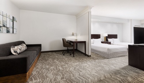 Suite (Mobility/Hearing Accessible, Tub)