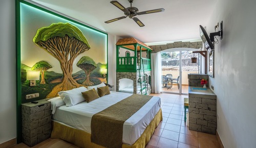 Habitación doble (Themed 2 Adults + 1 Child)