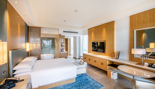 Habitación, 1 cama de matrimonio grande, balcón, vistas parciales al mar