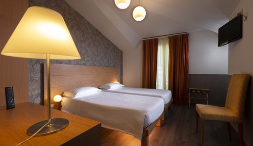 Habitación superior con 1 cama doble o 2 individuales