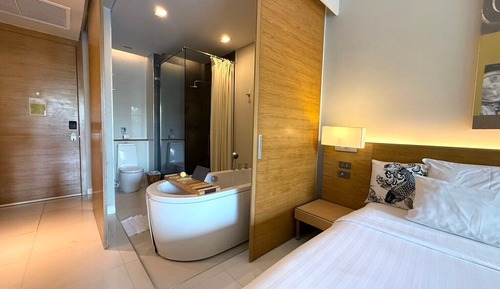 Deluxe Urban Pool Access Room King Bed