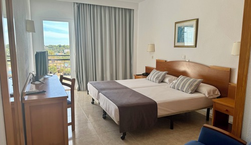 Habitación con 2 camas individuales, balcón, vistas al mar