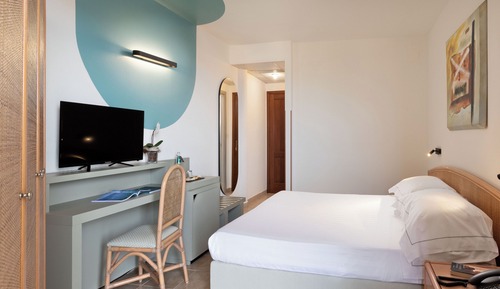 Habitación estándar con 1 cama doble o 2 individuales, balcón, vistas al mar
