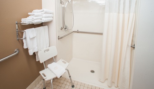 Habitación estándar, 2 camas de matrimonio (Roll-in Shower)