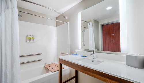 Habitación estándar, 1 cama de matrimonio grande, bañera accesible (Communications, Accessible Tub)