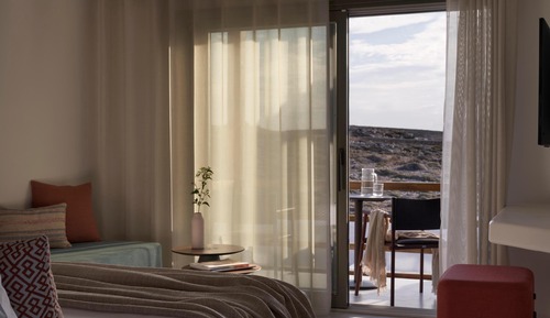 Pure Suite Partial Sea View