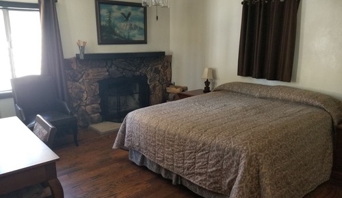 Estudio básico, 1 cama de matrimonio grande, chimenea