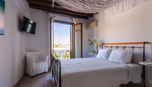 Habitación superior, vistas parciales al mar