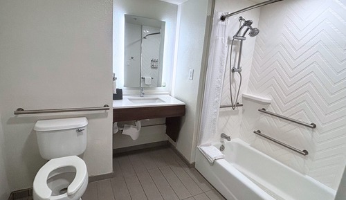 Habitación estándar, 2 camas de matrimonio, bañera accesible (Mobility, Accessible Tub)