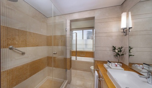 Suite Business, 1 cama de matrimonio grande, Acceso al salón del club, vistas parciales al mar