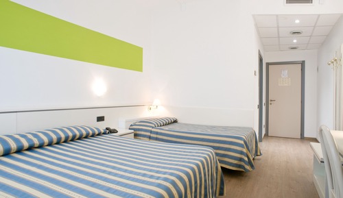 Habitación triple económica, balcón