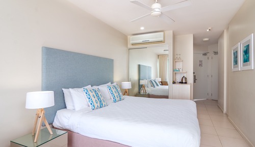 Suite (Hotel Suite)