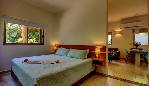 Bungalow romántico, 1 cama de matrimonio grande, vistas al jardín