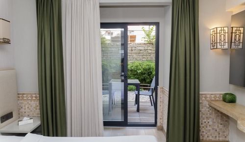 Habitación, balcón, en la zona del jardín