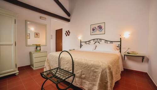 Habitación básica con 1 cama doble o 2 individuales