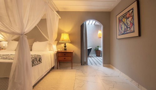 Suite, bañera, vistas parciales al mar
