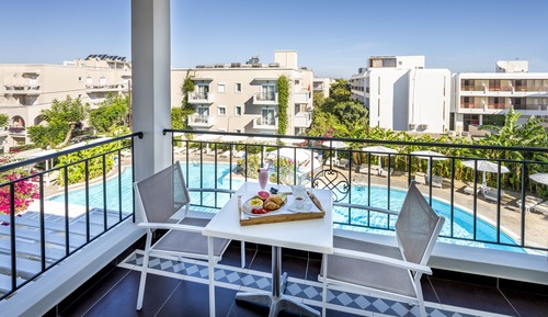 Suite superior, vistas a la piscina